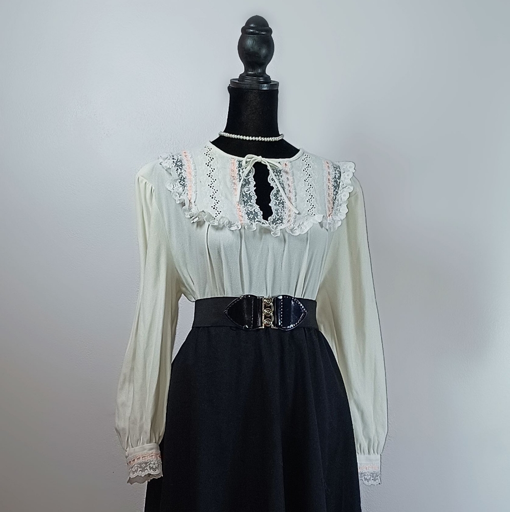 Vintage Willow Creek Nightgown, lace & ribbon